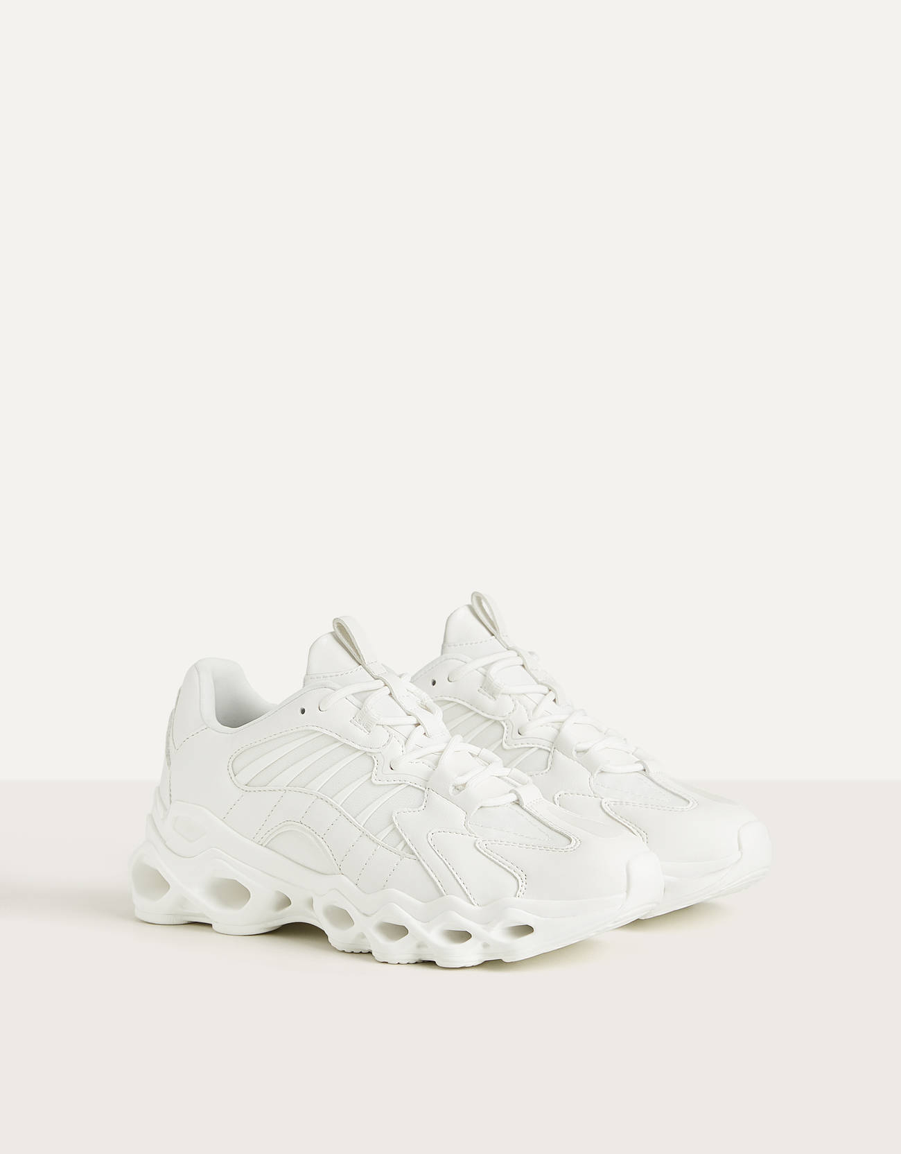 Sneaker mit Öffnungen in der Sohle